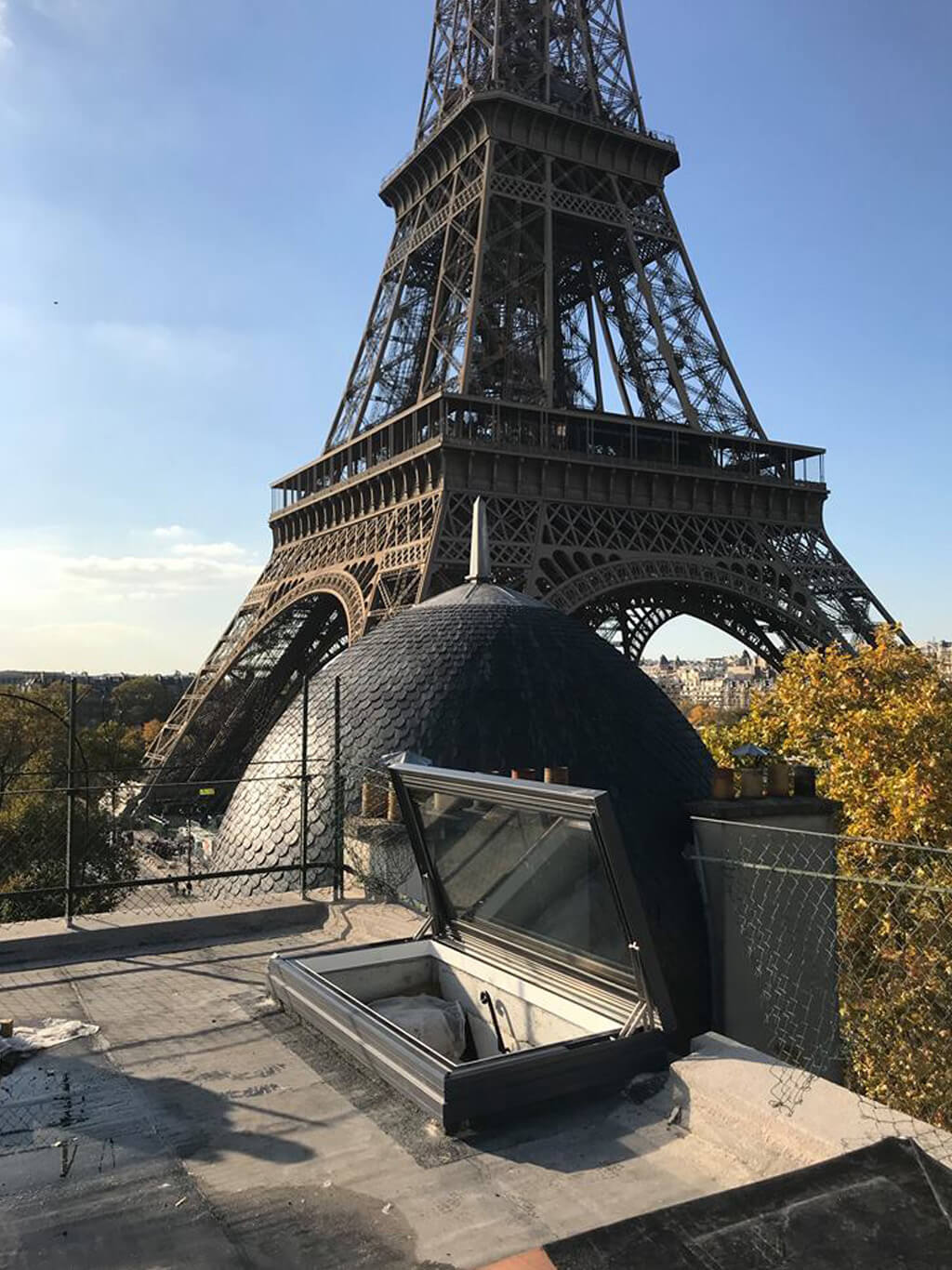 Gångjärnsförsedd taklucka i Paris