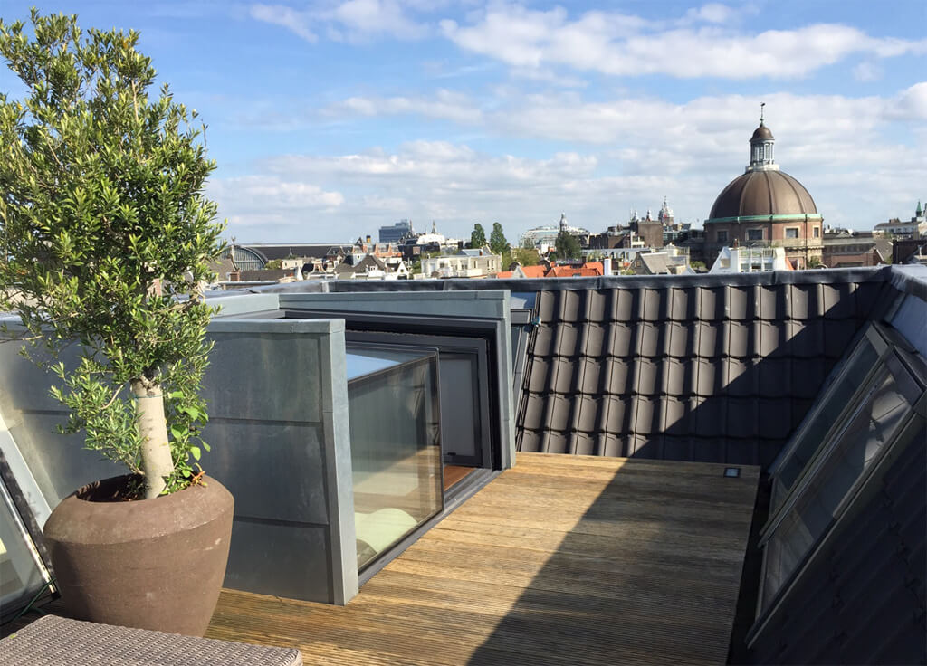 På Amsterdams kanaler, i det unika världsarvet, ger denna box tillgång till den dolda takterrassen.